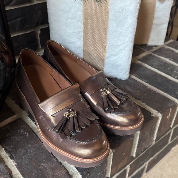 Naturalizer vintage bronze loafer with elevated tassel. Size 10W - Picture 2 of 5